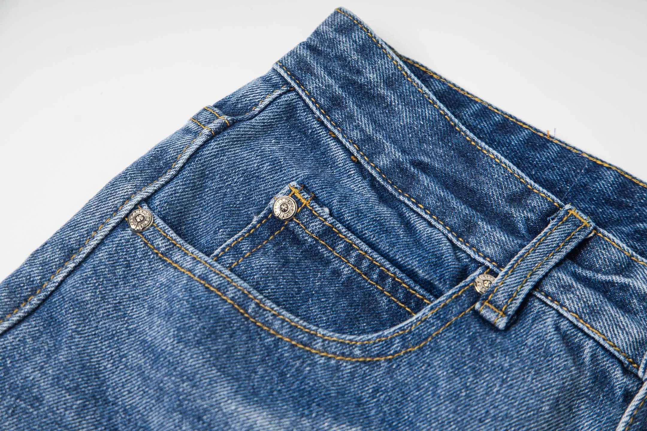 P260 Chrome Hearts washed graffiti blue cross couple jeans are a hot trend this season and are sought after by countless celebrities and fashionistas. The neat details of the cutting process add color to the playful fashion! The neat and meticulous design, and the well-fitting structure is unique. The upper body not only has outstanding recognition, but also looks younger and younger. A style with the ultimate wearing meaning and performance, gorgeous color matching, and the craftsmanship of this style is also extremely extraordinary. After the finished product is washed, it is disassembled and hand-made with sheepskin cross leather and then spliced ​​together to complete. The whole piece has too many craftsmanship to describe. It is decorated with patchwork cross flowers and high-waisted washed jeans! ! Absolutely high-end luxury product, a god-level single product, a super popular product, made by top heavy industry, a magic weapon that cannot be missed to hit the streets. Style number: 1834# Size: 28 30 32 34 Color: blue